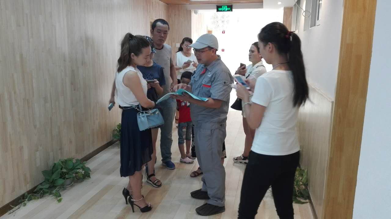 荃芬工程师为金宝幼儿园家长讲解荃芬GRAFTON专业净醛服务