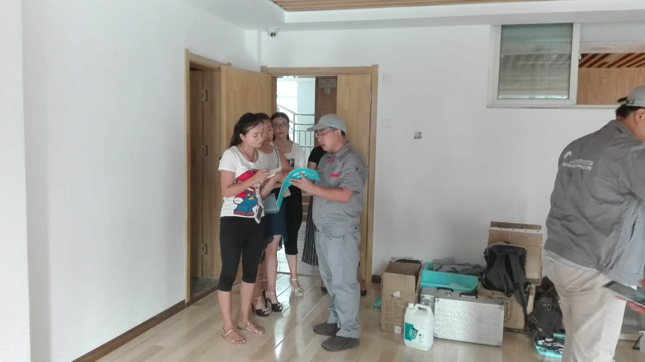 荃芬工程师为金宝幼儿园家长讲解荃芬GRAFTON专业净醛服务
